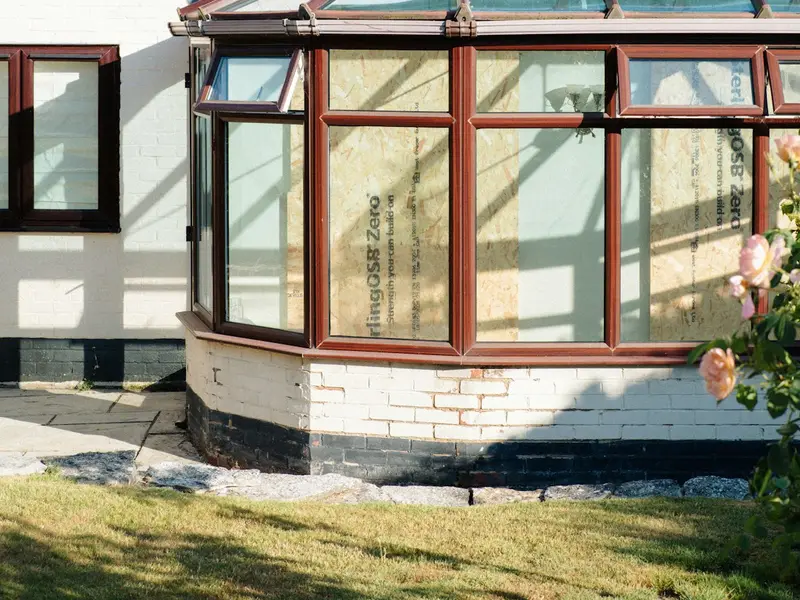 Wintergarten mit großen Glasflächen an einem Wohnhaus